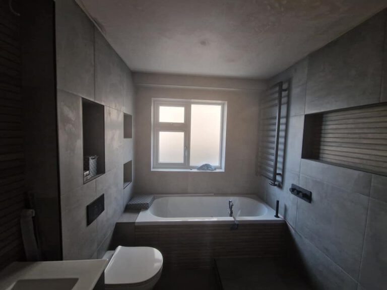 Bathroom decorated in grey