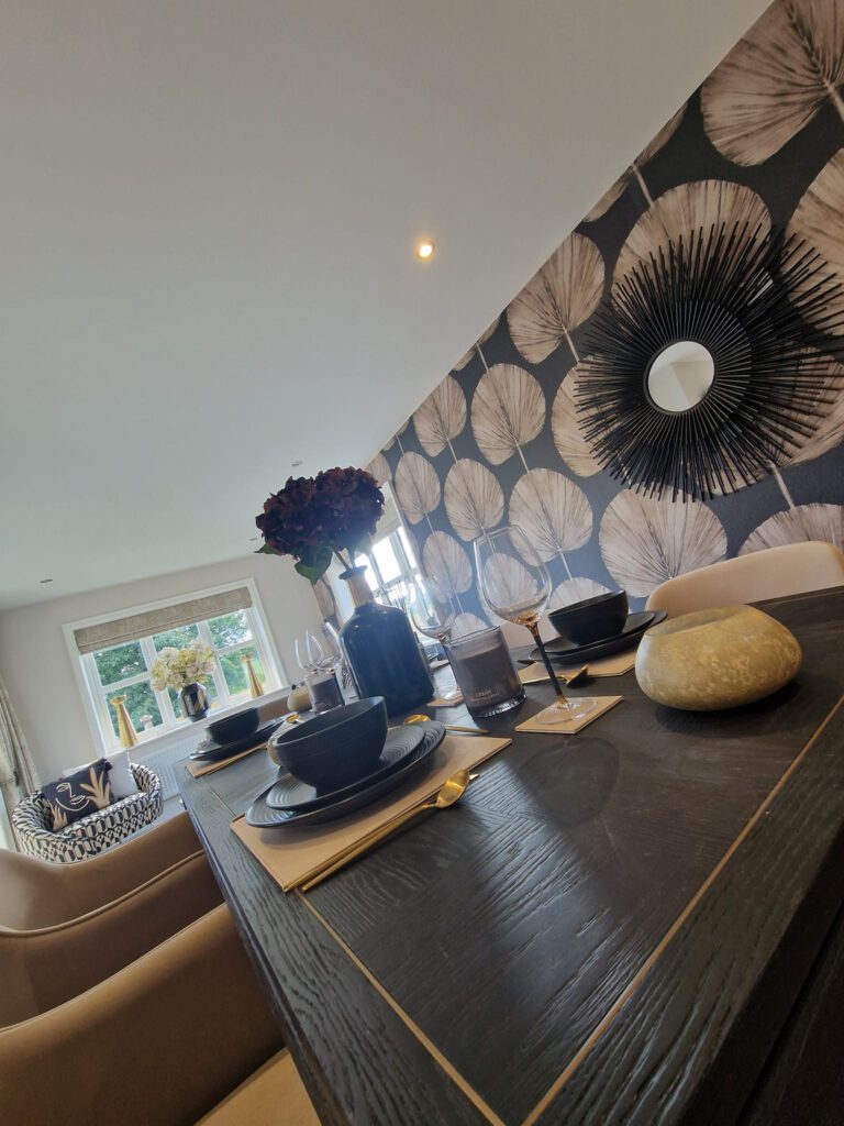 Kitchen diner with statement fan-leaf wallpaper